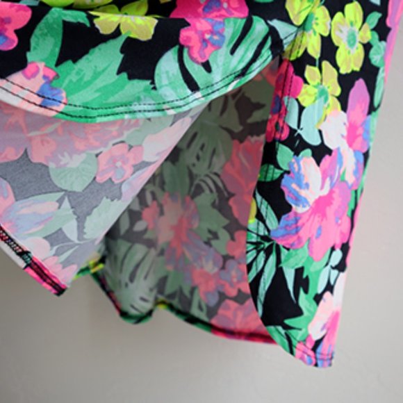 Discreet Floral Top Blouse - Picture 5 of 5